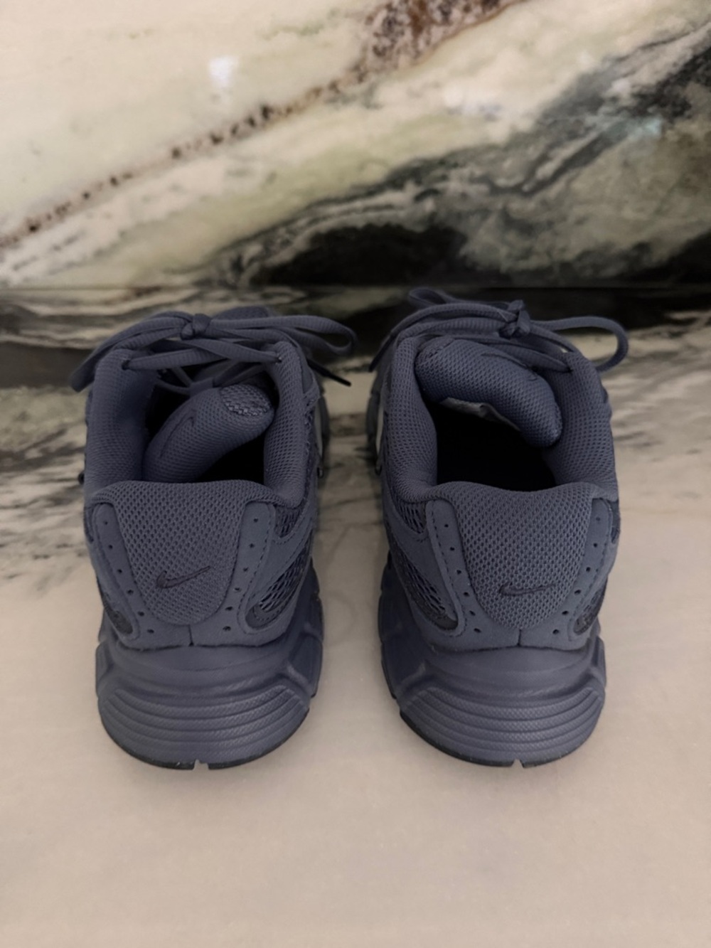 Nike VNR Size 7 Women’s Navy Blue Athletic Running Shoes with Silver Swoosh - Picture 3 of 5